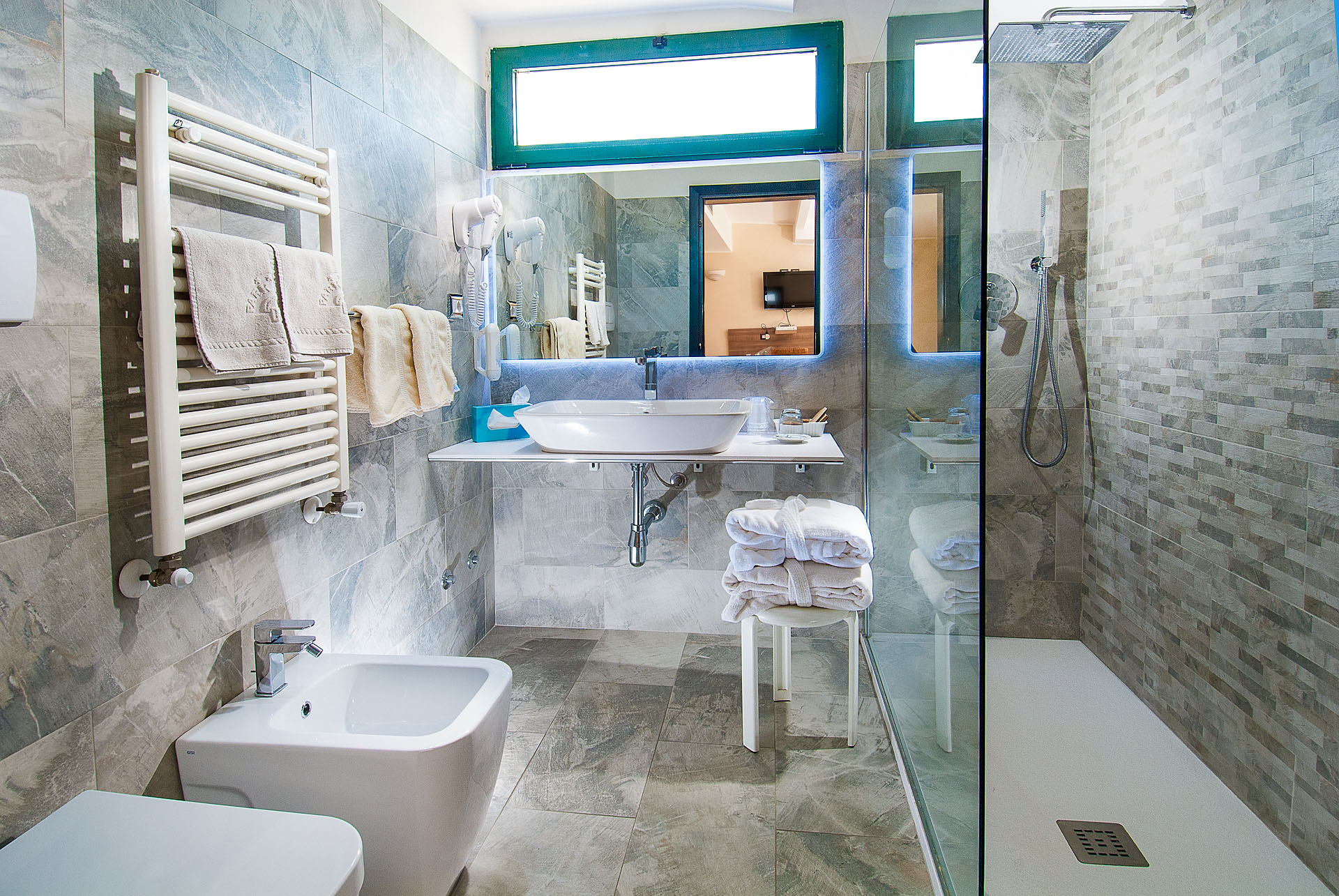 Bagni moderni con vasca idromassaggio ~ avienix.com for .