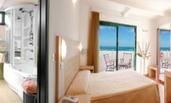 Camera superior con balcone vista mare