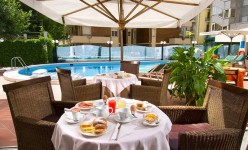 Hotel Cattolica colazione in piscina