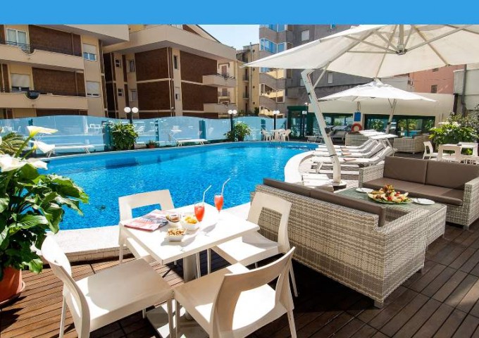 Hotel con piscina Cattolica